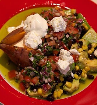 Gepofte zoete aardappels met Mexicaanse salsa