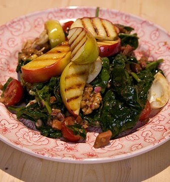 Spinaziesalade met gegrilde appel