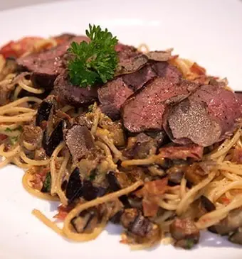 Pasta carbonara con bistecca e tartuffo (pasta carbonara met biefstuk en truffel)