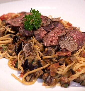 Pasta carbonara con bistecca e tartuffo (pasta carbonara met biefstuk en truffel)