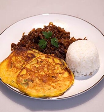 Rendang van spitskool met maïspancakes