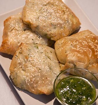 Pompoensnack van filodeeg en korianderpesto