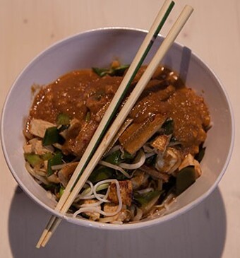 Wokgroente met pinda-kokossaus