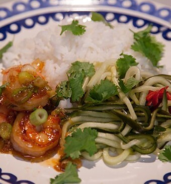 Gamba’s in kokoskaramel met zoetzure komkommerslierten