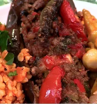 Karniyarik (Gevulde aubergines met bulgur pilav)