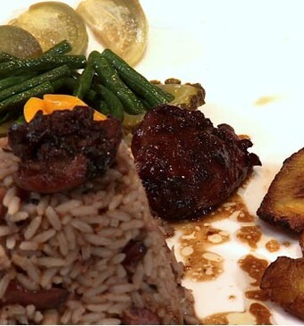 Black eye pesi moksi alesi met gestoofde kip en kouseband sopropo salade