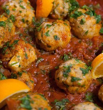 Lamstajine met kweeperen en visballetjes in tomatensaus