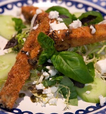 Auberginefrietjes met Griekse salade