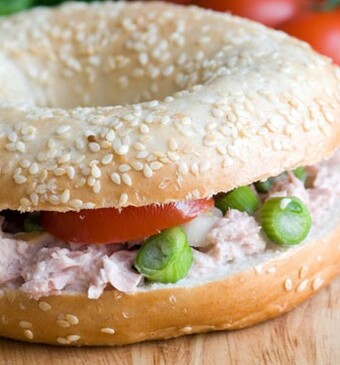 Bagel met zelfgemaakte tonijnsalade, cornichons en rode ui