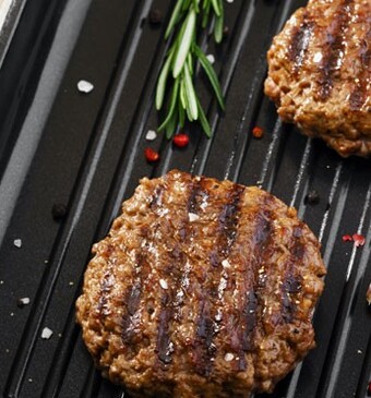 Grillburger met witlofsalade