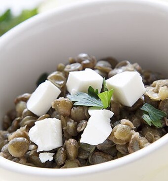 Linzensalade met olijven, radijs en feta