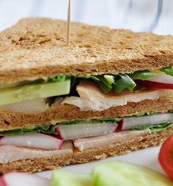 Sandwich met komkommer-roomkaassalade en gerookte forel