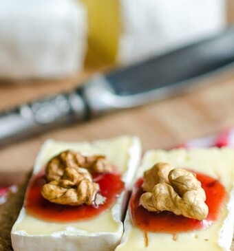 Broodje met brie en smeuïge walnotenpasta