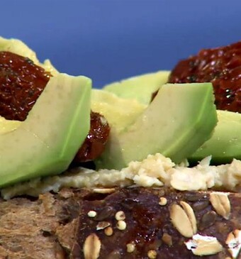 Boerenbrood met kikkererwten en zongedroogde tomaten
