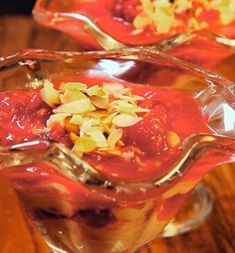 IJscoupe met frambozencoulis