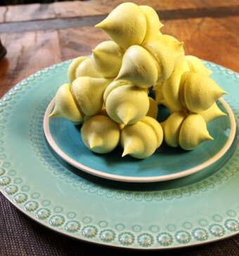 Lime curd meringue kisses