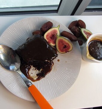 Sticky toffee pudding met vijgen en gember