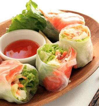 Rijstvellen met gerookte zalm en spinaziesalade