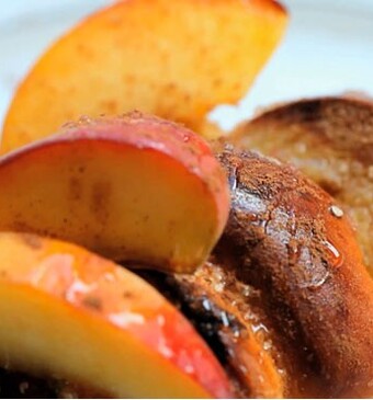 Sunday sin (dessert met briochebrood en perziken)