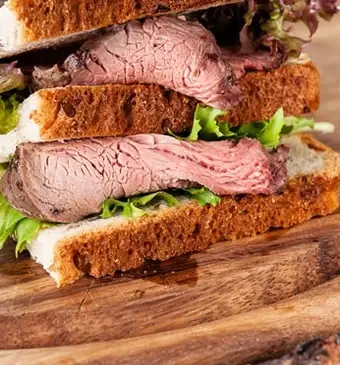 Stokbroodje met tomatensalsa, pastrami en rucola