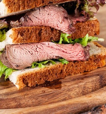 Stokbroodje met tomatensalsa, pastrami en rucola