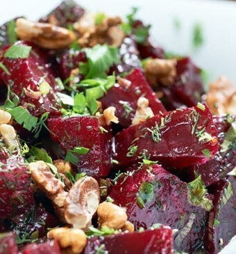 Bietensalade met gepocheerde kip en avocado