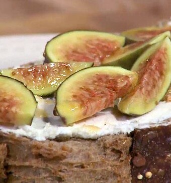 Boerenbrood met geitenkaas en vijgen