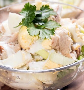 Gerookte makreelsalade op een pitabroodje