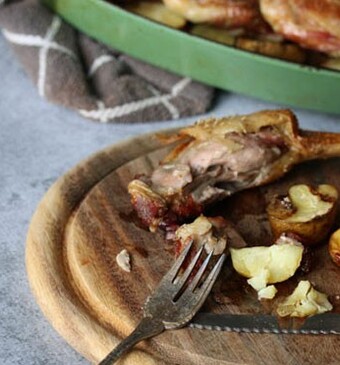 Eend op een bedje van aardappels