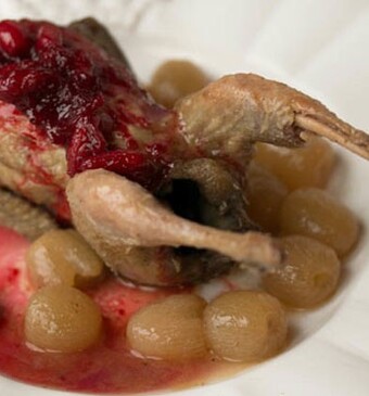 Kwartels gestoofd in druivensap met cranberrysaus