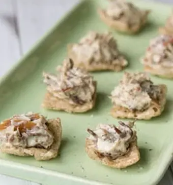 Makreel-truffel-rillettes op een krokant bedje van zeewier
