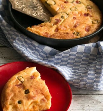 Maïsbrood met spek en jalapeño