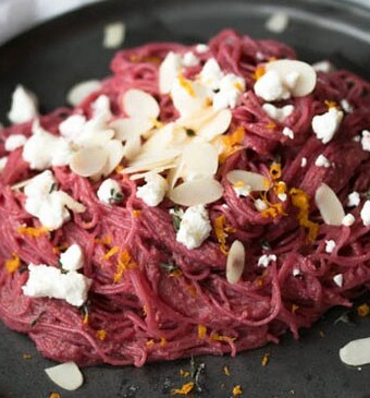 Pasta met een saus van biet, amandel en tijm