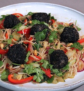 Zwarte bonenballetjes met spicy groente