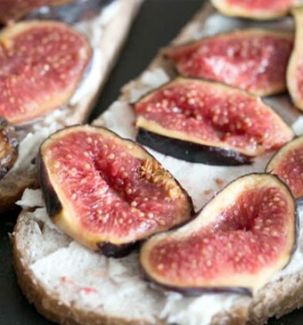 Toast met geitenkaas en vijg