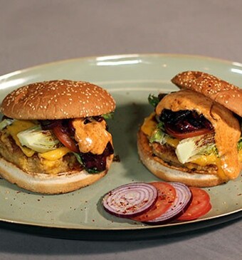Quinoa-kikkererwtenburger met cheddar