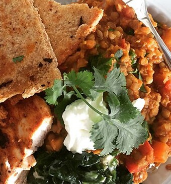 Indiase linzencurry met tandoorikip en snelle naan