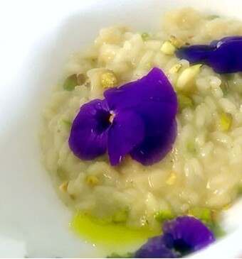 Risotto met prosecco, pistachepesto en viooltjes