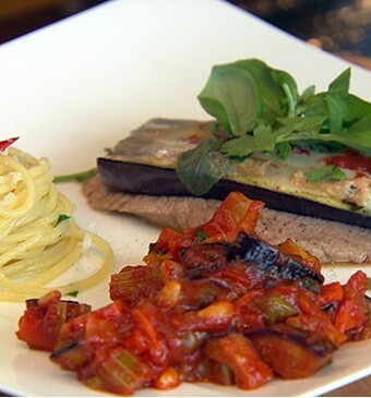 Scaloppine alla Conca d’oro met spaghetti aglio olio e peperoncino & Caponata