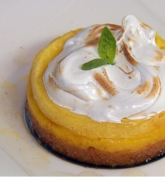 Torta al limone met Italiaans schuim en basilicum-citroensiroop