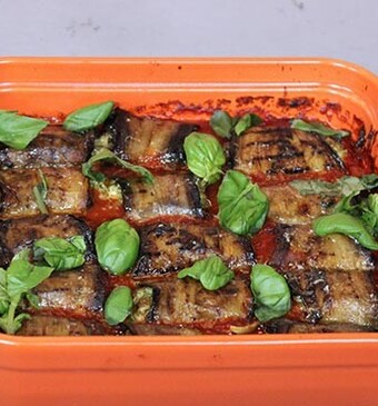 Auberginerolletjes in spicy tomatensaus