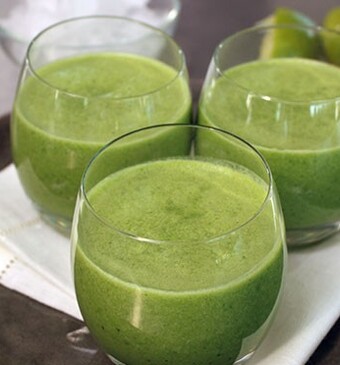 Kokos, limoen & basilicum-smoothie