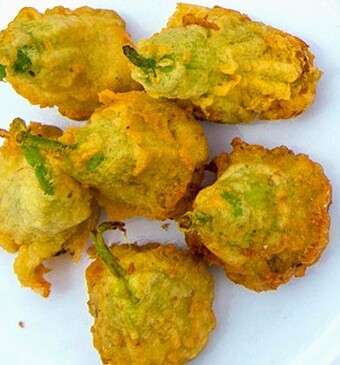 Gevulde pompoenbloemen met eekhoorntjesbrood en feta