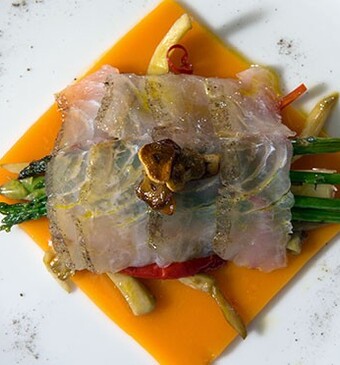 In zout-suikerkorst gekruide kabeljauw met wortel-appelgelei en asperges