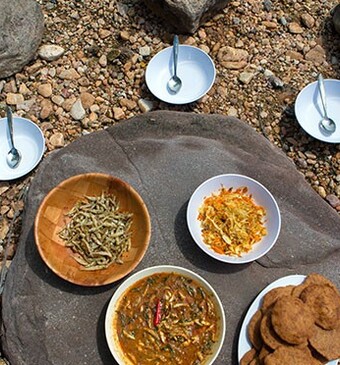 Kapenta sardines curry met peperkoek-fruit pooris & Swahili curry