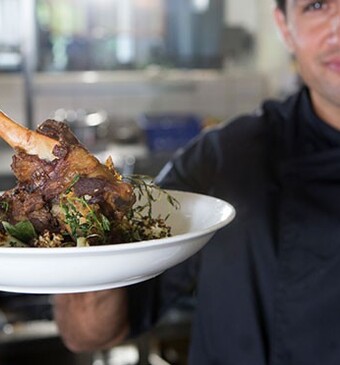 Knapperige lamsbout met geroosterde bloemkoolpuree en kapenta gremolata