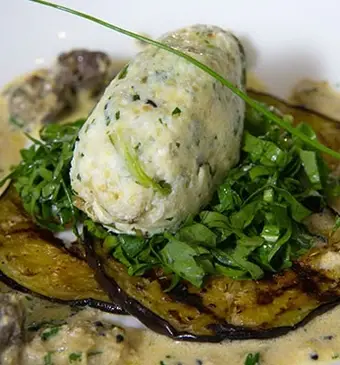 Okra en sesamzaad gnocchi met gegrilde aubergine en slakken in saus