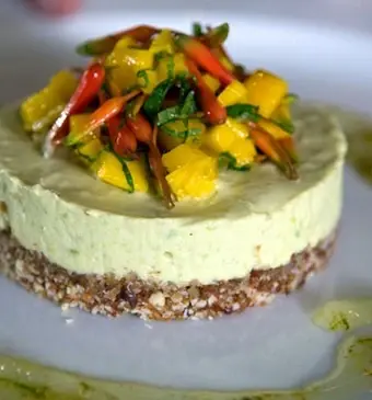 Avocadocheesecake met dadel-amandelbodem, aloë coulis en mangosalsa