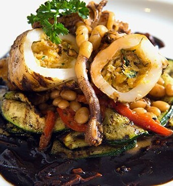 Gegrilde pijlinktvis met krab-piri piri vulling en inktvisinkt-mangosaus