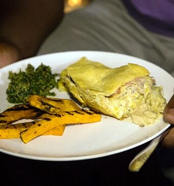 Marula en guinea chicken pie met pancettakorst